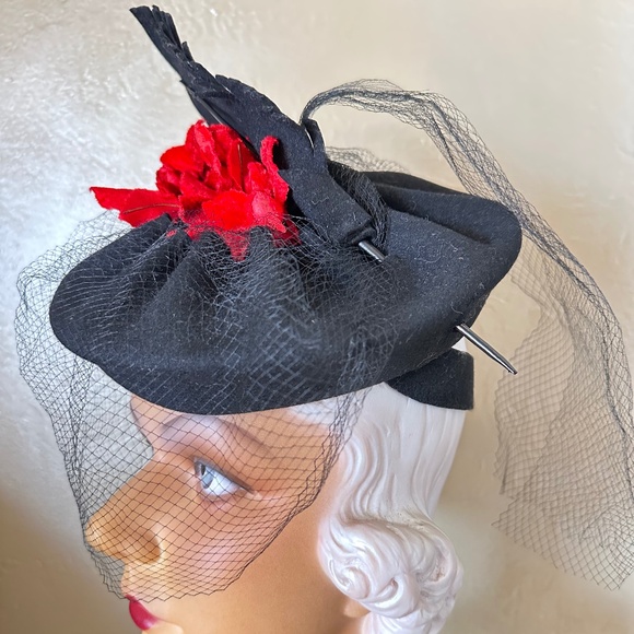 DAZZLING 1940s\' BLACK FELT TILT HAT - FELT \